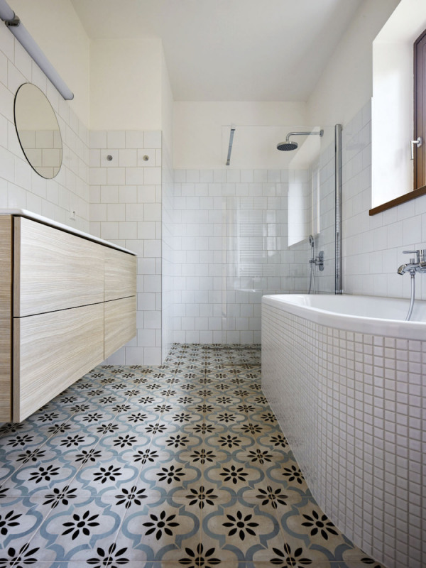 V koupelně byly použity klasické obklady 10 x 10 cm od italského výrobce Cesi ceramica a dekorativní dlažby v retro stylu