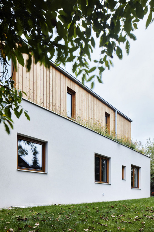 Konstrukce přízemí je zděná, na betonové stropní desce spočívá lehká dřevostavba obklopená střešní zahradou. Jižní fasáda je v přízemí lemována stíněným zápražím a rozčleněna na prosklené a plné plochy (obložené modřínem). Dovnitř zapuštěný vstup a terasa vytvářejí zajímavý plastický profil