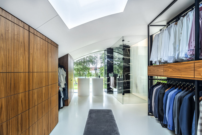 Velkorysá koupelna je spojená se šatnou. Toto propojení se osvědčilo, stejně jako možnost jednoduše zneprůhlednit sklo mezi prostorným sprchovým koutem a ložnicí