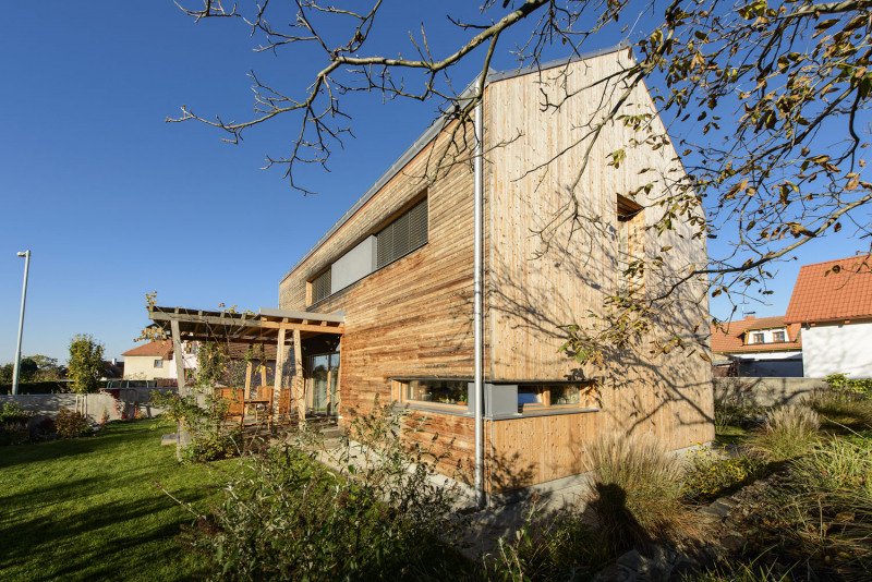 Výrazným prvkem obou budov je dřevěná fasáda kombinující palubky v horizontálním a vertikálním směru, doplněná o části s omítkou v tmavě šedé barvě