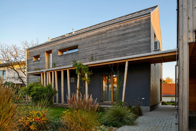 Konstrukce zastřešení vstupu a terasy se sloupy v různých úhlech domu dodávají dynamiku. Na první pohled nepravidelné uspořádání sloupů evokuje dojem přirozeného růstu stromů v lese