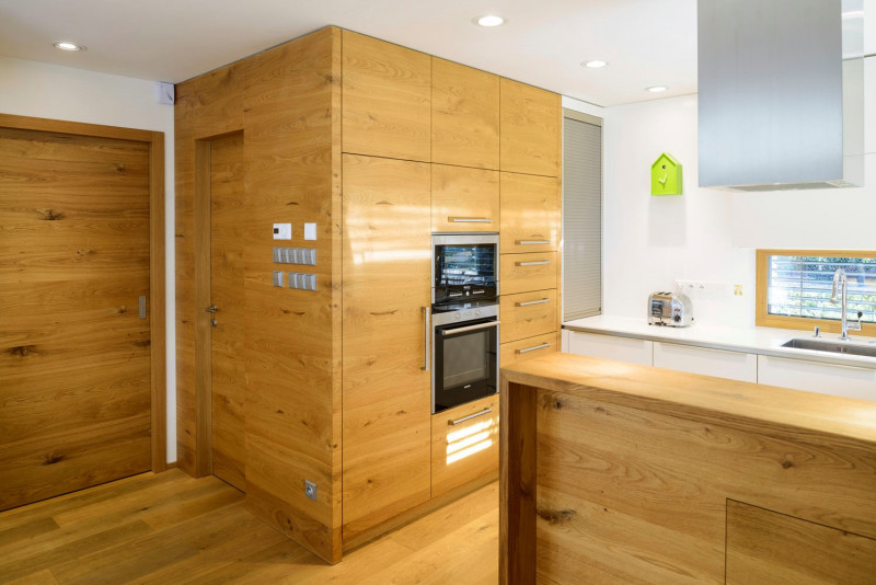 Na přání majitelky domu byla do kuchyňské části hlavní obytné místnosti navržena kuchyňská skříň s vestavěnými spotřebiči, která zároveň slouží jako praktická spižírna