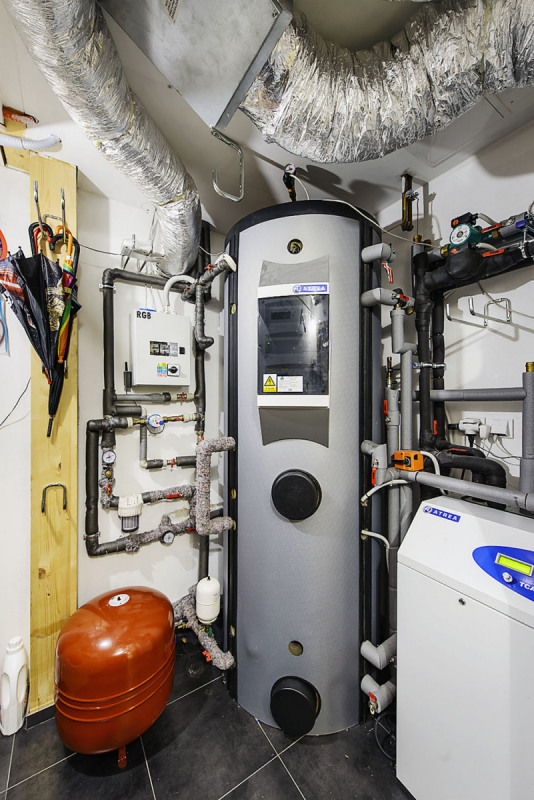 Technologické vybavení domu je možné ovládat na dálku, na programování větrání, vytápění, pohybů žaluzií atd. se podílel i sám majitel