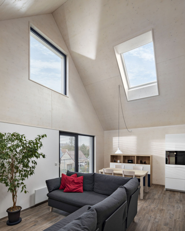 I přes severní orientaci má hlavní obytný prostor sluneční svit po celý den. Je to díky střešním oknům umístěným ve východní i západní straně střechy