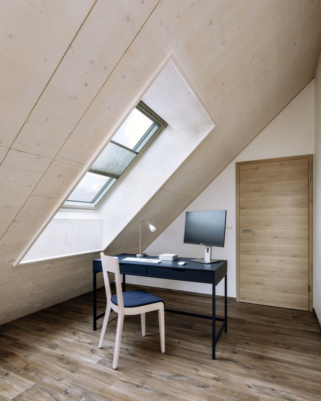 Pracovna na galerii je dobře nasvětlená velkým střešním oknem. Dveře za ní vedou do ložnice, z galerie je také vstup do hlavní koupelny v podkroví