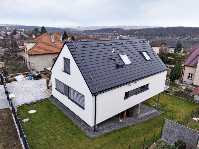 Dům je bohatě prosvětlen okny ze všech stran, přesto si majitelé přáli i střešní okna, protože na ně byli zvyklí ze svého předchozího bydlení v podkrovním bytě