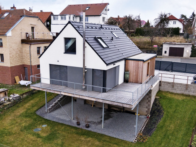 Otevřený prostor pod domem nabízí celou řadu možného využití, včetně krytého posezení za deště, zahradní kuchyně apod. Terasa kolem domu zase nabízí pěkný výhled do kraje