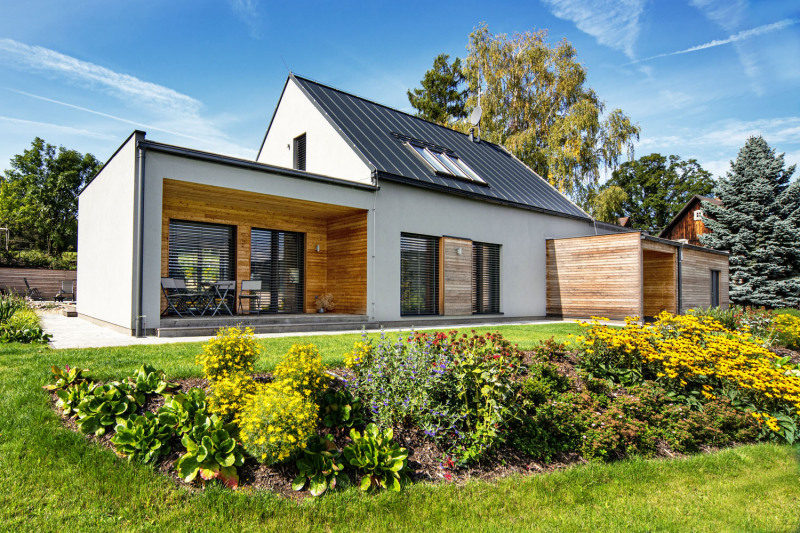 Důraz byl kladen na použití přírodních materiálů, vytvoření přírodní „bezúdržbové“ zahrady s vodními prvky a na využití obnovitelných zdrojů energie