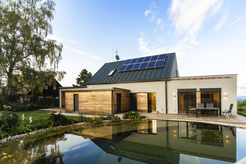 Navštívili jsme moderní dřevostavbu navrženou v energeticky pasivním standardu s koupacím jezírkem, permakulturní zahradou a vodním biotopem, citlivě zasazenou do podhůří Jizerských hor