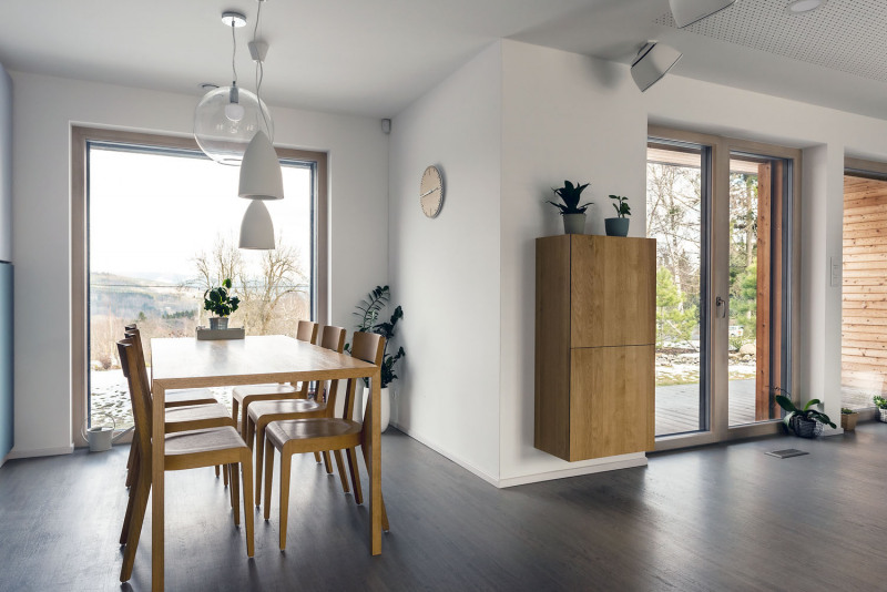 Kromě využití přírodních materiálů je v hlavní obytné místnosti na první pohled zřejmý důraz na co největší podíl přirozeného světla