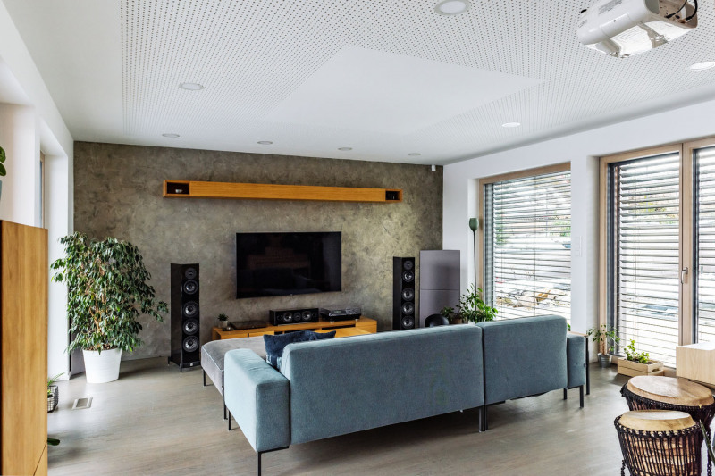 V hlavní obytné místnosti je umístěno domácí kino s výsuvným plátnem a profesionálním audio systémem