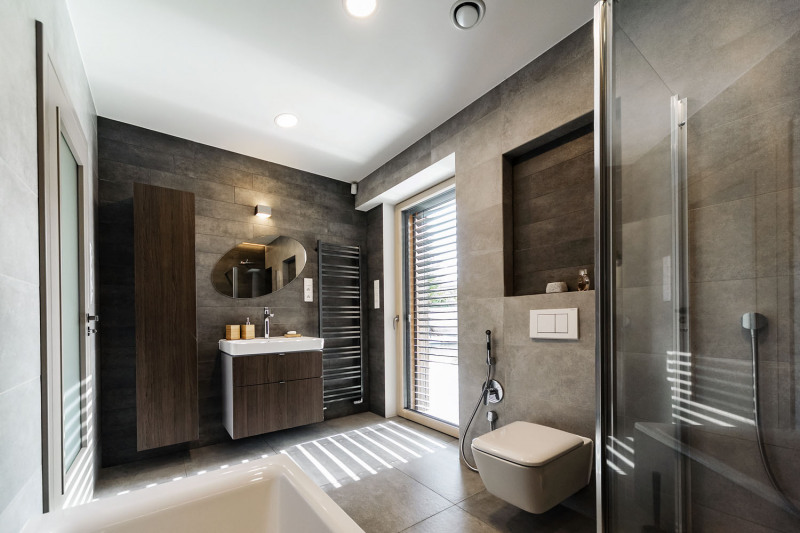 Dokonale sladěný design koupelny a perfektní provedení každého detailu dokazuje šťastné spojení invence, pečlivého výběru materiálů i zkušeností designérů