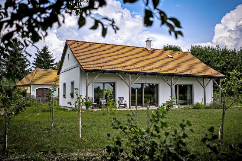 Sto let starý dům v pozadí a novostavba chalupy si navzájem nepřekáží, naopak vypadají, jako by tu spolu stály odjakživa