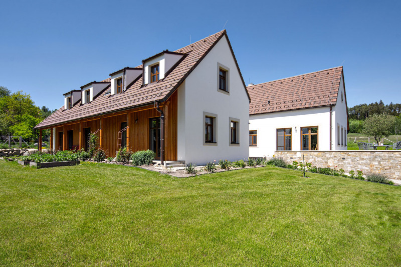 Najdeme tu tradiční materiály, jako jsou dřevo, kámen a štuková omítka. Kámen se objevuje nejen na zpevněných plochách, ale i jako obklad vstupního krčku či opěrných zídek. Dřevo je použito na zápražích a stodole