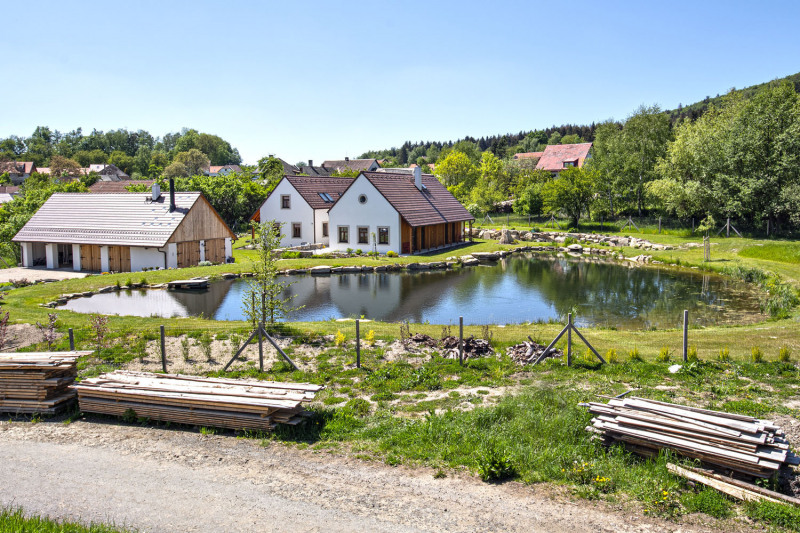 Pohled ze zápraží prostorného obývacího pokoje a pracovny na rybník, ovocný sad a nedaleký les majitelům jistě nezevšední
