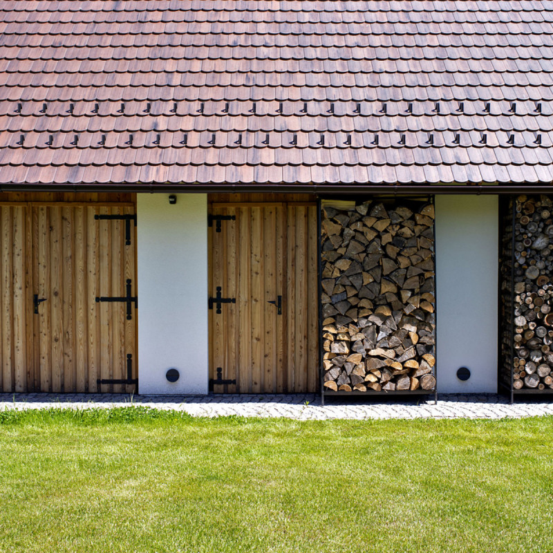 Mezi požadavky patřil dostatek prostoru pro uskladnění dřeva do kachlových kamen. K tomu účelu posloužily i přesahy střechy stodoly