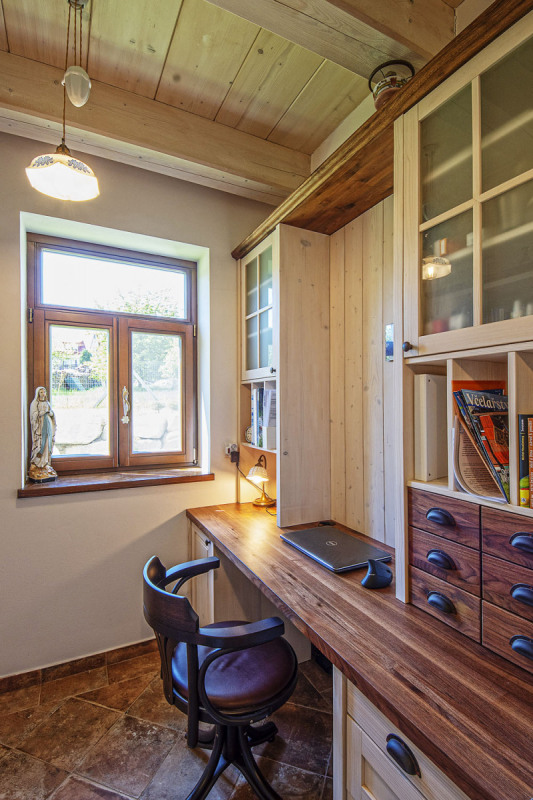 Pracovna majitele s výhledem na rybník je navržena architekty na míru. Od nábytku přes výběr svítidel až po materiálové a tvarové řešení