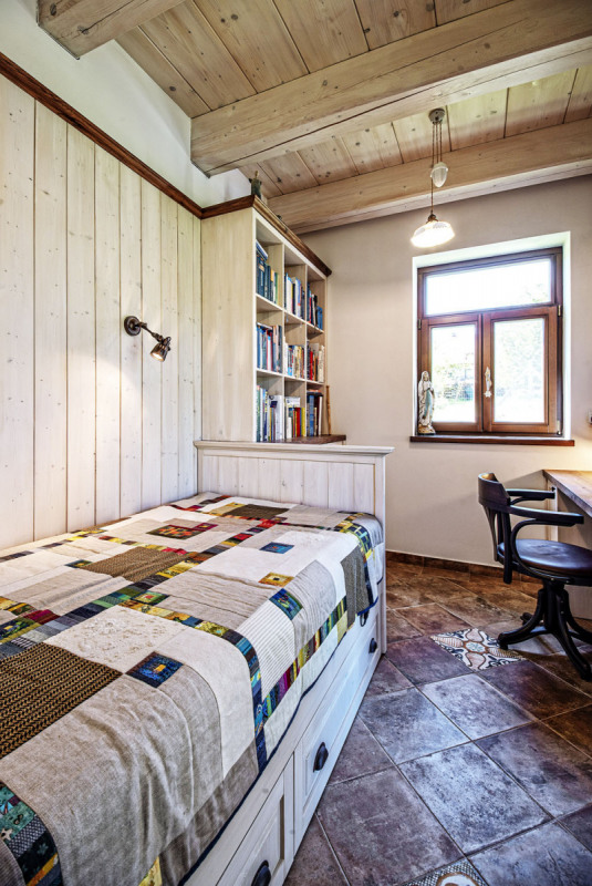 Přáním zadavatele bylo v pracovně navrhnout postel s polohovatelným roštem a knihovnu. Interiér doplňují tradiční svítidla