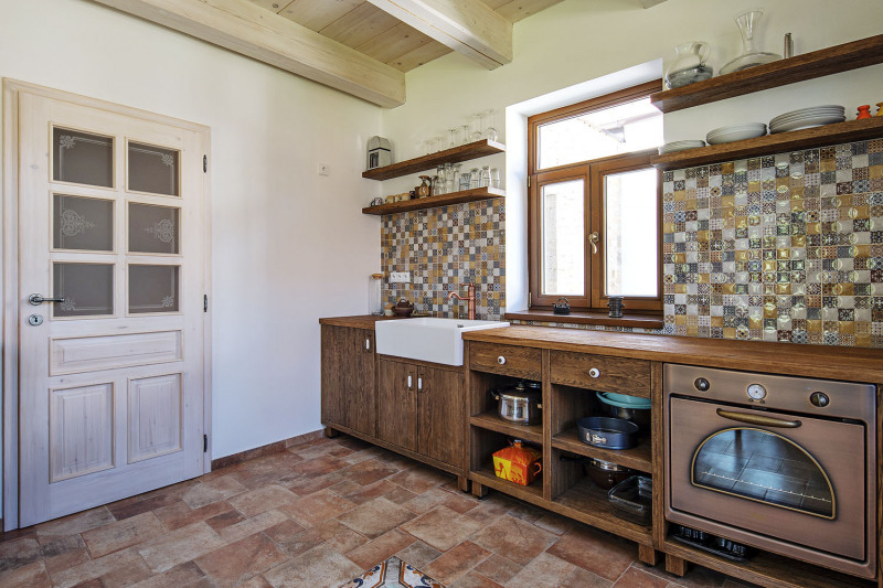 Součástí usedlosti je i samostatně přístupný vejminek o velikosti 1 + kk, který obsahuje kuchyňskou linku v tradičním venkovském stylu