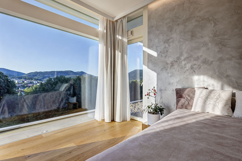 Také ložnice umožňuje nádherný výhled na Radhošť. V ložnici je integrovaná i koupelna se sprchovým koutem, intimitu zajišťují záclony a závěsy, podlaha je z vrstvených parket (dub)