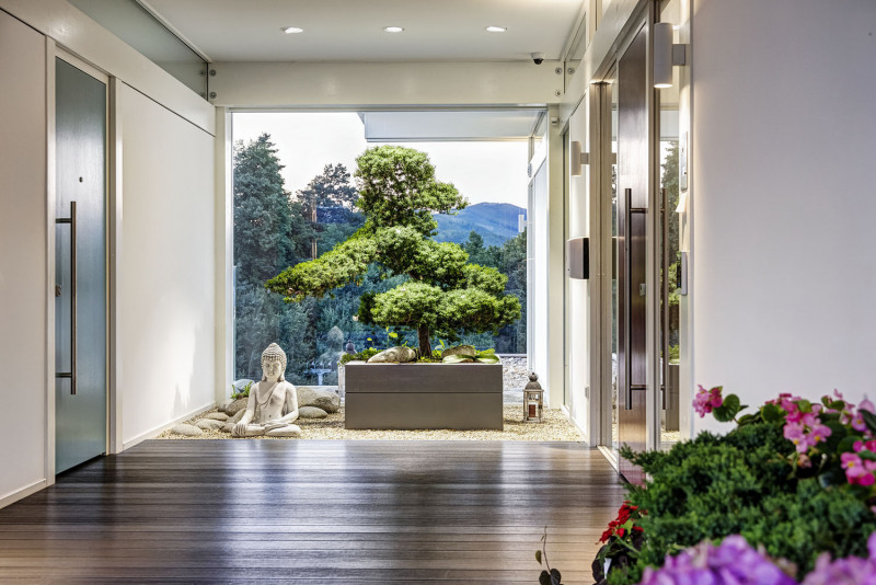 Vstupní partie do domu poskytuje příchozímu architekturou zarámovaný a zasklený ikonický průhled přes nádhernou bonsaj na blízký les i vzdálenější beskydské pahorky