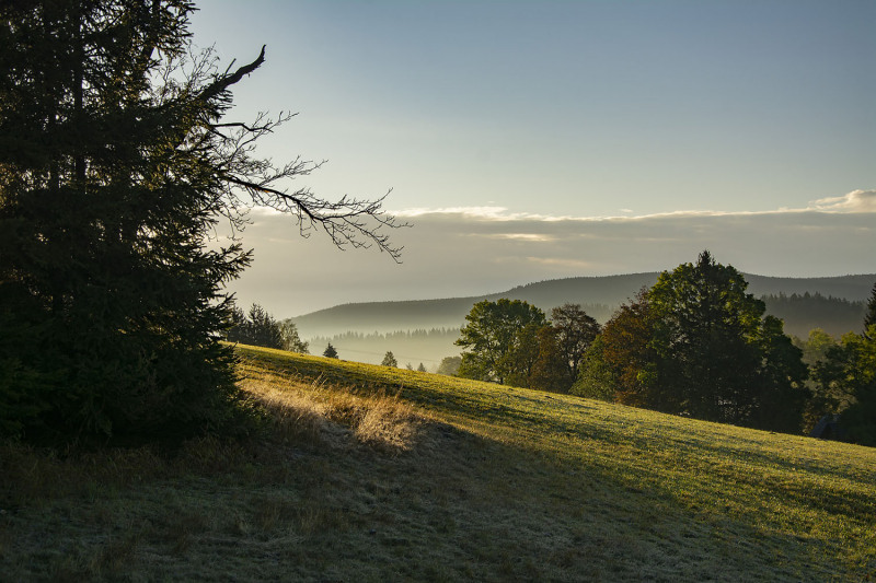 Jedinečnou předností domu jsou úžasné výhledy do krajiny. Nachází se v místě, kde se stýkají Jizerské hory s Krkonošemi, a z oken se po celý rok nabízejí proměnlivé scenérie