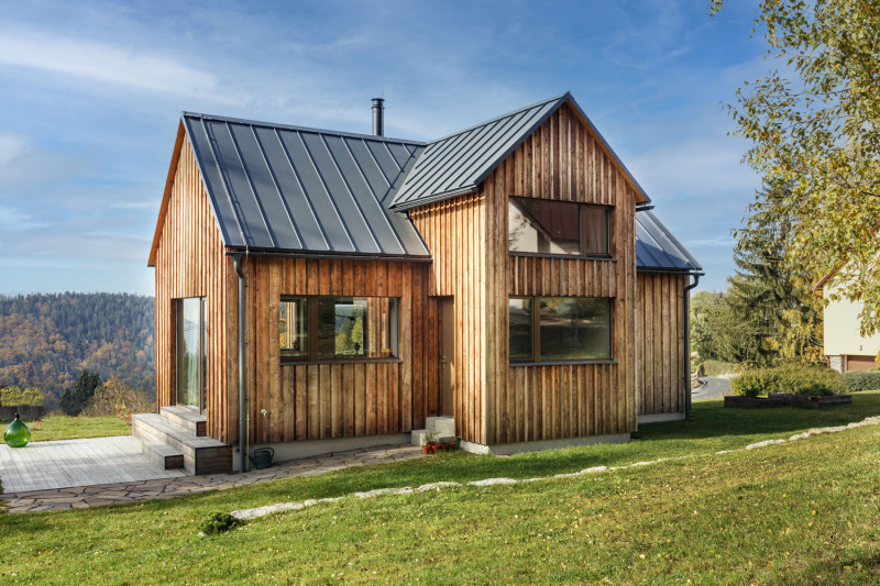 Dřevěná fasáda domu je upravena tradiční japonskou metodou opálení dřeva (shou -sugi -ban), která je šetrná k životnímu prostředí