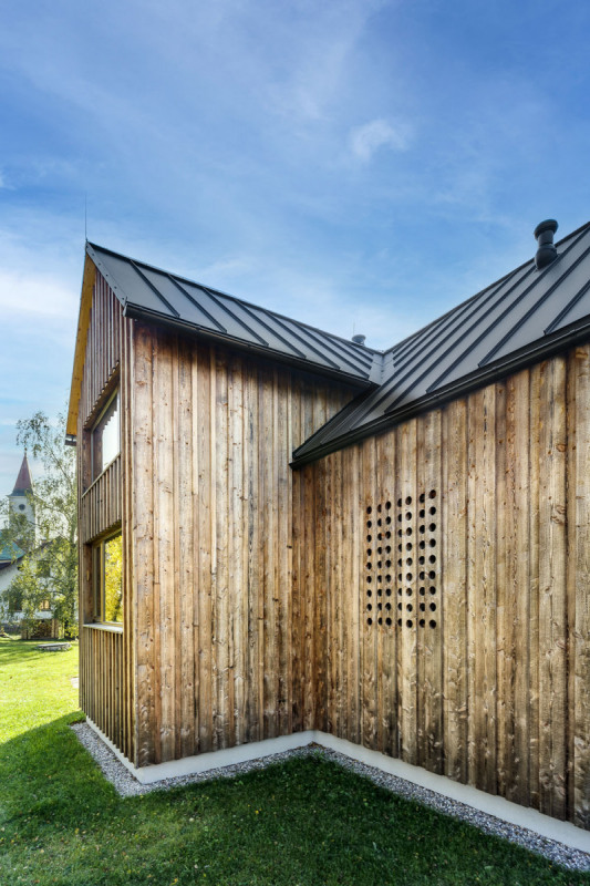 Pro zvýšení intimity je okno v koupelně překryto fasádními prkny s vykrouženými otvory