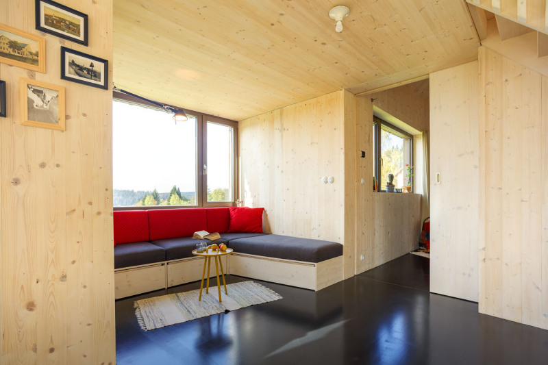 Vestavný nábytek je vyroben ze smrkové biodesky povrchově ošetřené bělavým olejem, stejně jako posuvné dveře a smrkové schodiště. Podlaha je z micro terrazza