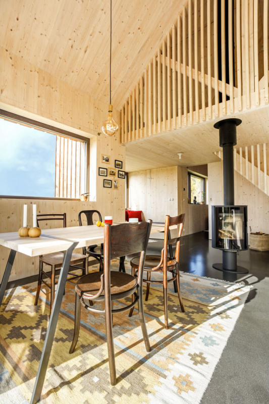 Galerie v patře je oddělena od hlavního prostoru pouze laťováním, které vytváří nevšední polosoukromou atmosféru. Stejné laťování tvoří i zábradlí schodiště