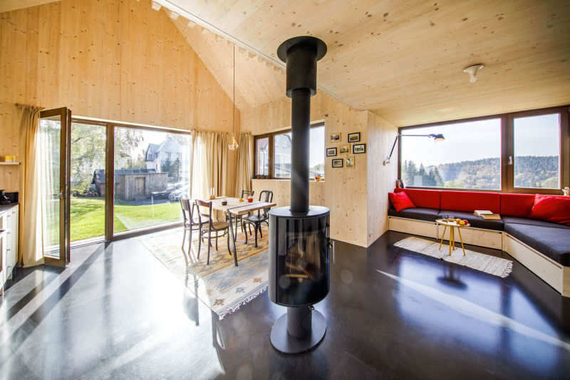 Téměř v každém koutě interiéru je vytvořeno místo vhodné k posezení se šálkem kávy, sklenkou vína či dobrou knihou a k rozjímání při pohledu do krajiny. Platí to i o navazující terase