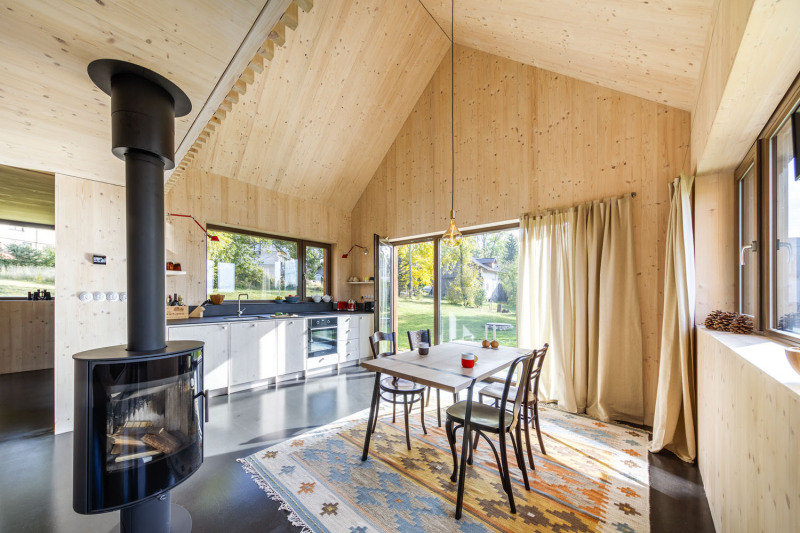 Pocitu lehkosti a vzdušnosti napomáhá otevření prostoru až do krovu a také vybělení obkladů ze smrkového dřeva pomocí vosku s bílým pigmentem