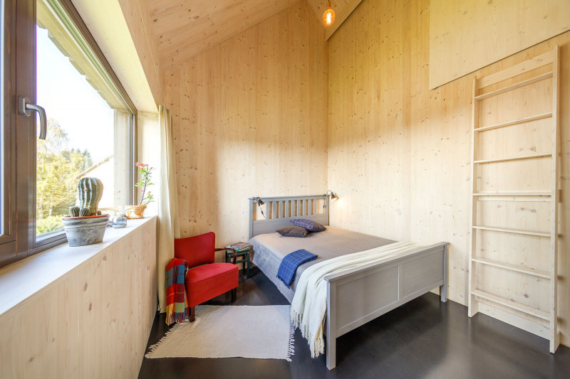 V přízemí se nachází pokoj pro hosty. Žebřík vede do úložného prostoru nad koupelnou, kde je i technologie pro ohřev a čerpání vody