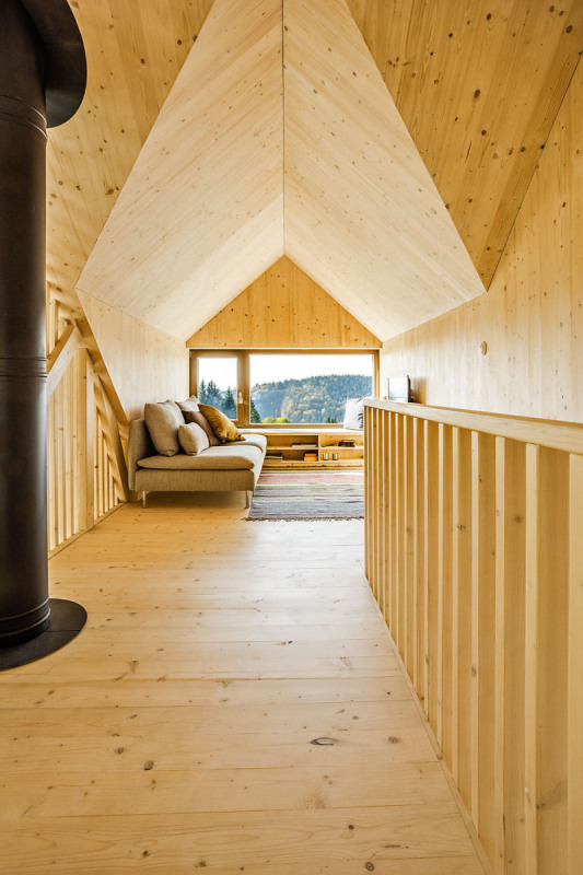 V místě, kde se v patře potkávají krovy ze všech stran domu, vzniká vzácná atmosféra klidu a pokoje, umocněná ještě nádherným výhledem na vrcholky Jizerských hor a Krkonoš