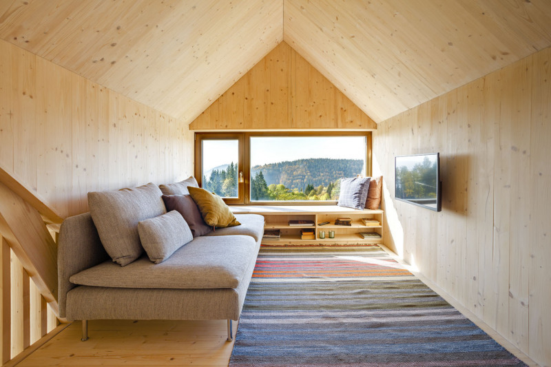 V patře je v jednom z rizalitů umístěn televizní kout, v tom druhém na opačné straně domu je postel s úložným prostorem