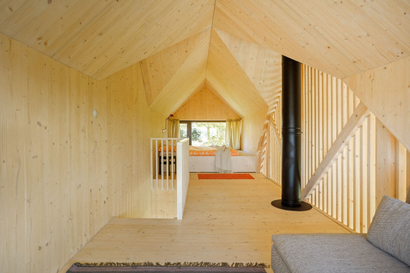 Také v patře je prostor rafinovaně otevřen do krovu. Vše, včetně schodiště, je pečlivě navrženo tak, aby se ani lidé vyšší postavy nemuseli vyhýbat šikmým krovům a neměli pocit stísněnosti