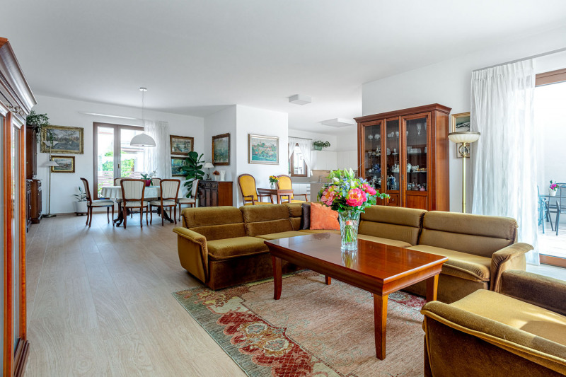 Velký moderní a vzdušný prostor s vinylovou podlahou s dekorem dubu se příjemně doplňuje s dřevěným nábytkem a vybavením v historizujícím stylu