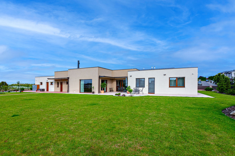 Velká slunná zahrada na západní straně je otevřena volnému výhledu. Rovná střecha představovala skvělou základnu pro fotovoltaickou elektrárnu