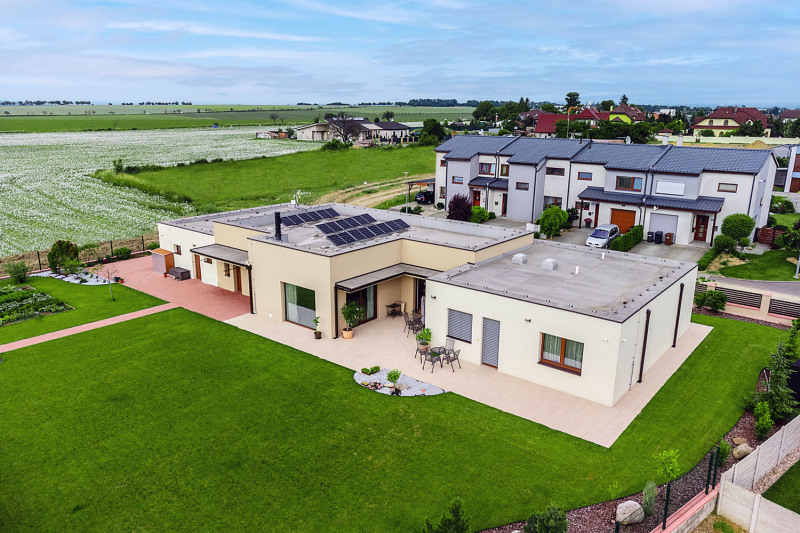 Velká slunná zahrada na západní straně je otevřena volnému výhledu. Rovná střecha představovala skvělou základnu pro fotovoltaickou elektrárnu