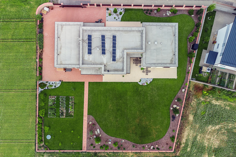 Velká slunná zahrada na západní straně je otevřena volnému výhledu. Rovná střecha představovala skvělou základnu pro fotovoltaickou elektrárnu