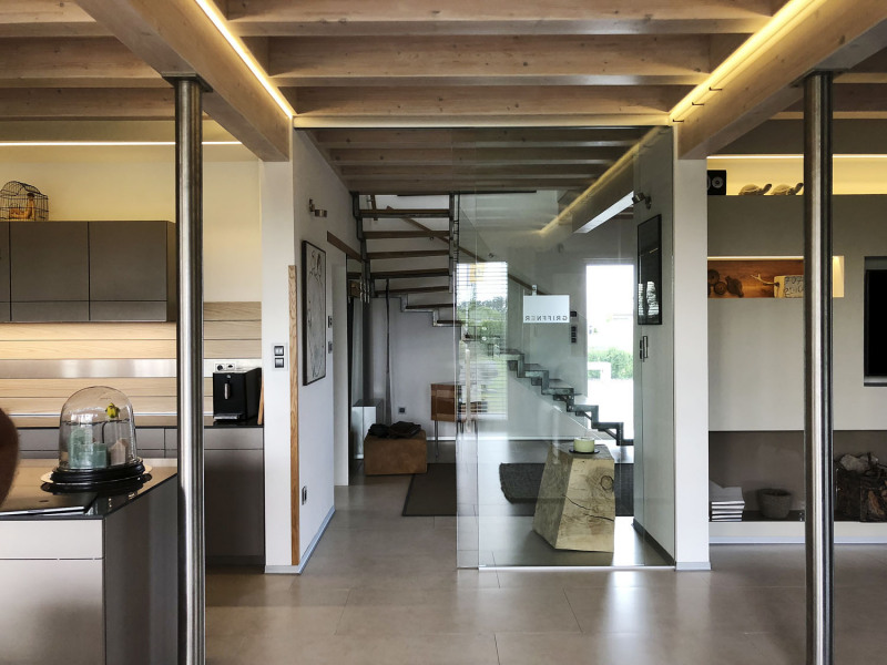 Obývací pokoj se vstupní chodbou oddělují posuvné skleněné dveře, čímž vzniká dojem většího, nerozděleného prostoru