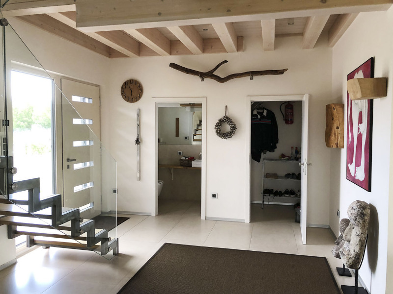 Za vstupními dveřmi se nachází prakticky umístěná toaleta a dobře schovaná šatna