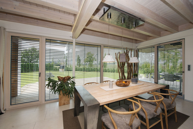 Od jídelního stolu z masivního dřeva je krásný výhled na zahradu