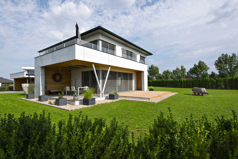 Celý dům chrání před přehříváním venkovní žaluzie se zabudovanými schránkami, které díky tomu nijak neruší klidný vzhled domu