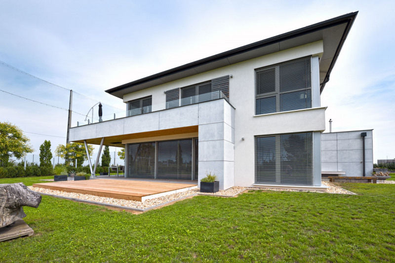 Z horní terasy je výhled na vedlejší golfové hřiště, ze kterého občas na zahradu dopadne bílý míček