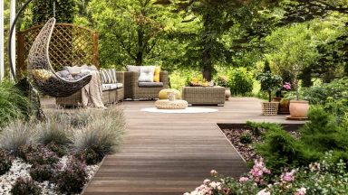 Dřevěná terasa se zahradním nábytkem
