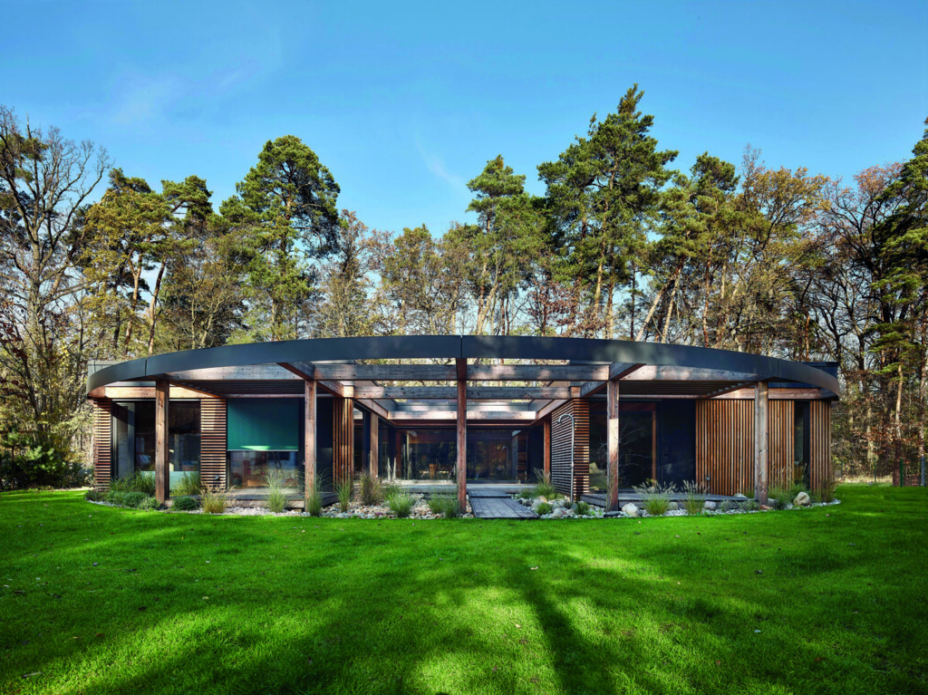 Kruh se uzavřel pod borovicemi